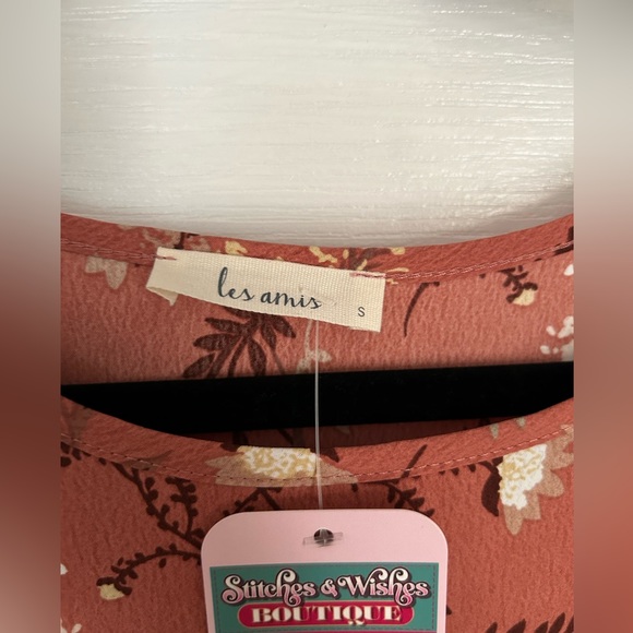 NWT Boutique “Les Amis” Floral Patterned Top with Puff Sleeves - Picture 6 of 7